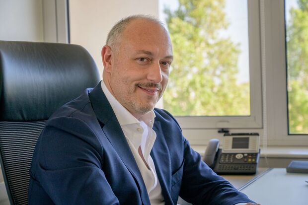 Executivo em ambiente de escritório representando liderança e inovação farmacêutica da AstraZeneca do Brasil